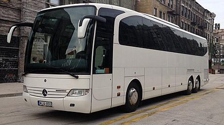 Az Avanda Busz Kft-jük tulajdonában van média üzletáguk reprezentánsa, a Cegléd Rádiót üzemeltető Alföld Kapuja Rádió Kft., melynek ügyvezetője Komjáti Zsuzsanna Eszter (1973).