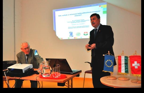 balra az elnöklő dr. Csihák György ZMT elnök.) http://www.kodolanyi.