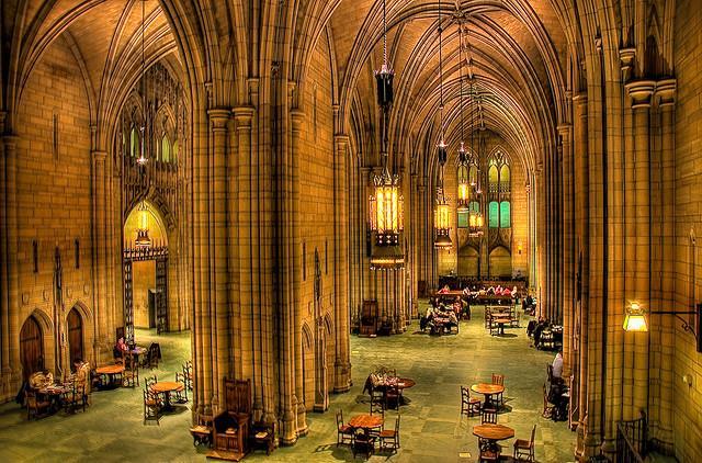 Gótikus székesegyház főhajójának mása a diákok társalgója. 19 Magyar szoba a Pittsburghi Egyetem "Cathedral of Learning" épületében.