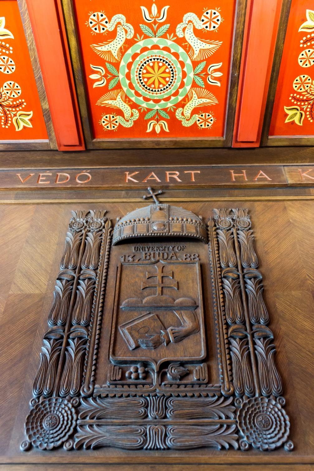 A Budai Egyetem 1388. címere, fölötte egy mennyezetkazetta. 23 22 National Rooms. Hungarian Room. https://upload.wikimedia.