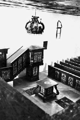 A falakon képek, festmények és feliratok vannak, valamint szentek szobrait is láthatjuk a templom egy-egy részében. A templomhoz tartozik az előkészület helyisége, a sekrestye.