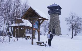 920431 59 Ha úgy gondolja, hogy ez a vidék már nem tudja meglepni semmivel, téved. Kornyavölgy zöld rétjén található egy egyedülálló európai különlegesség, egy természetes felszíni kőolajforrás.