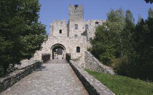 12 Zsolnalitva vára Malá Fatra Hrad Lietava 013 18 Lietava +421 905 515 330 zdruzenie@hradlietava.sk www.hradlietava.sk GPS: 49.162466, 18.684494 www.regionmalafatra.