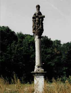 Atyaisten emlékmű ATYAISTEN EMLÉKMŰ A Mezőszemeréről bevezető út mellett a falu északi határában 1828-ban állított szobor.