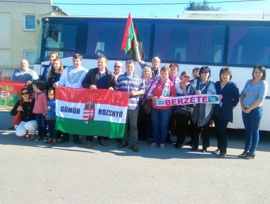 A futók délután érkeztek falunkba, ahol a kultúrház udvarán fogadtuk őket egy kis frissítővel ( pogácsa, kávé, ásványvíz) egy emlékszalaggal, melyre a következő feliratot írtuk :,, A mi jelünk a