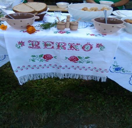 helyi kultúrházban. A Berkő csapata a II.gulyásfőző versenyen a 3. helyezést érte el. A Berkő népdalkör fellépése a Kőrös-i Falunapon 2017 7.15.