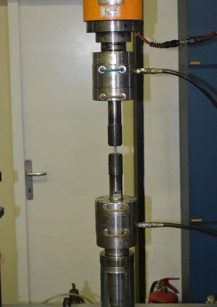 anyagvizsgáló laboratóriumában található, MTS gyártmányú, elektro-hidraulikus anyagvizsgáló rendszeren (56. ábra). került sor.