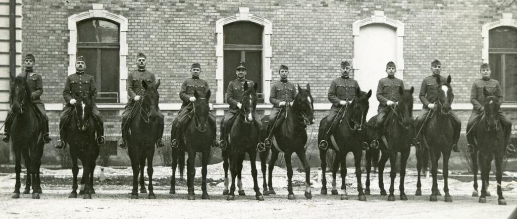 Katonai pályája állomásai: 1915. 11. évf. katonai pálya kezdete 1916. 04. gyalogezrednél tartalékos hadnagy 1918.11. 06. csendőrségi szolgálata kezdete 1921. főhadnagy, Miskolc VII.