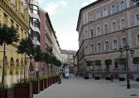 A könyvtár később átköltözött a Rottenbiller utcába, s az Almássy téri épületet 1967-ben lebontották.