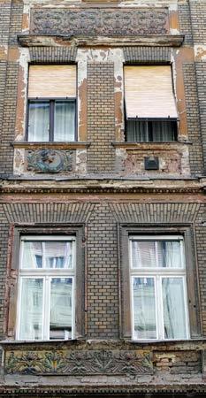 Az 1960-as években felállított betonasztalkáknak köszönhetően az Almássy tér Budapest egyik sakktere lett. Bár a teret 2000-ben felújították, a sakkasztalok a mai napig megmaradtak.