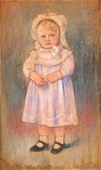 Az előrehajló és balra fordultan álló, hosszú hajú király öltözete: béléses kucsma forgóval, galléros köpeny,