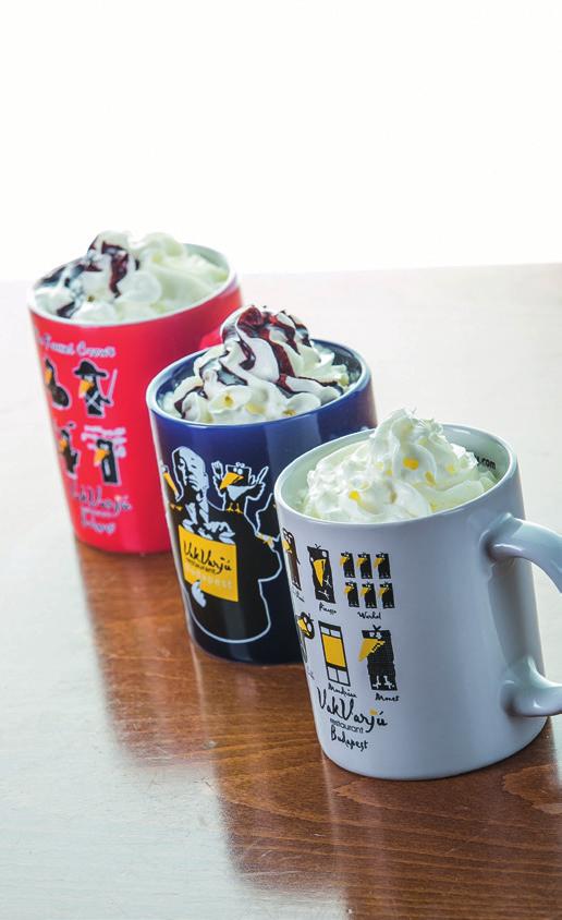 VAKVARJÚ KÁVÉKÜLÖNLEGESSÉG AJÁNDÉK BÖGRÉVEL: Lavazza kávék, forró italok Presszó kávé (testes, rövid és erős) Macchiato (presszó kis tejhabbal) Hosszú kávé (presszó hosszan felengedve) Cappuccino
