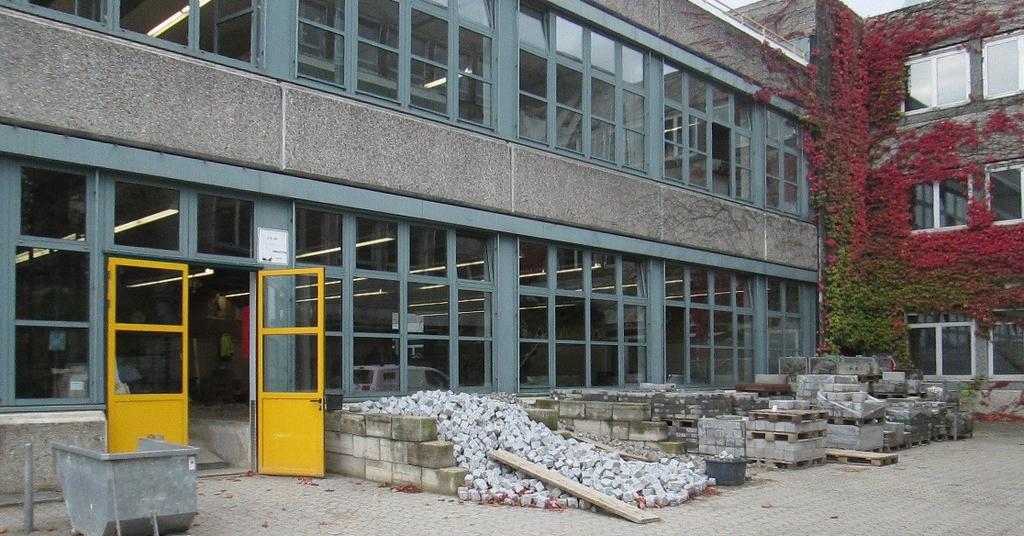Markus Crone igazgató úr elmagyarázta az építőipar területén működő német szakképzési rendszert és elmondta, hogy körülbelül 300 képesítés található a szakképzési szinten, miközben a harmadik képzési