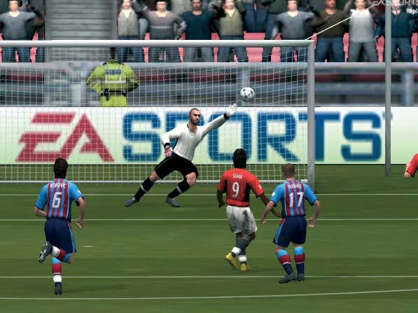 BEMUTATÓ A VOLT KIRÁLY VISSZAVÁG! FIFA 2005 Heretörõ Hughes szabadrúgáshoz készül.