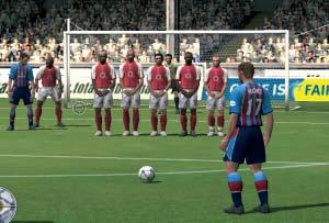 így bátran állíthatjuk, hogy igen népszerû. Elõzõ két része kicsit gyengébb lett, így a konkurencia elõretört. Vajon a FIFA most visszavág?