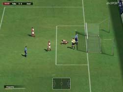 Támadásban, miután néhány pontos passzal felhoztuk a labdát, és a jobb szélen háromszögeltünk a középcsatárral, valamint a szélsõvel, Off- The Ball controllal válasszuk ki másik csatárunkat.