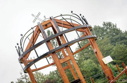 A jól és kevésbé ismert növények között sétálva a látogatók pávákat, emukat, Tündöklő Kövek -et, Üvegházat, hajókikötőt és Pepi gróf Varázstanyáját is megtekintették.