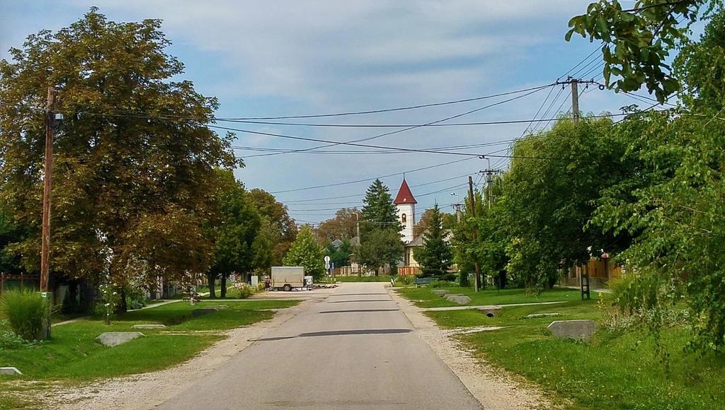 ÉRKEZŐ SZEMSZÖGÉBŐL VALÓ FELTÁRULÁS, TELEPÜLÉSKÖZPONTBÓL MEGJELENŐ LÁTVÁNY A Moha felé tartó utazó közúton két irányból közelítheti meg a települést: a 8203 j.