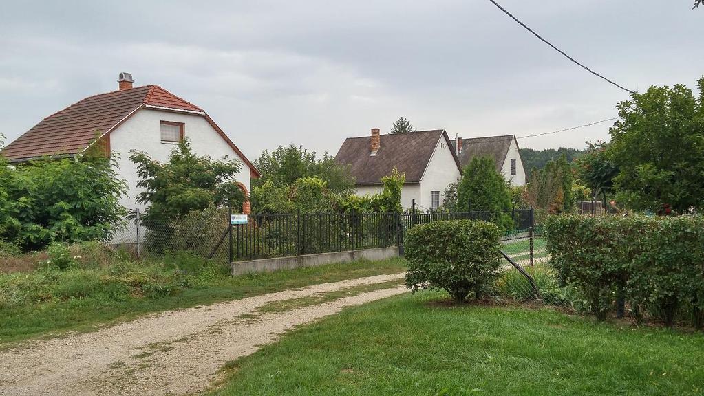 E) LAKÓ- ÉS ÜDÜLŐTERÜLETTÉ ÁTALAKULÓ ZÁRTKERT A település megtartotta falusias