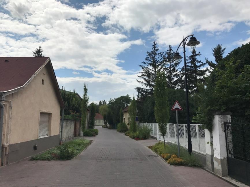 Kisebb terhelésű utcáknál általános elvként mondható ki, hogy tartóssági, fenntarthatósági, esztétikai szempontok miatt előnyösebb beton térkő burkolat alkalmazása, mint az aszfalt burkolatoké.