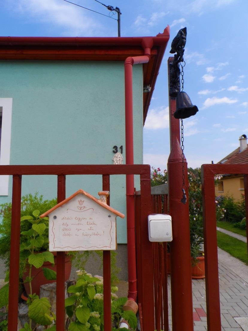 Leszögezhetjük, hogy az alábbiakban szereplő példák kiragadottak, nem törekedtünk a teljes körű bemutatásra. Célunk annak felvillantása volt, hogy többféle megoldás is tekinthető jó példának.