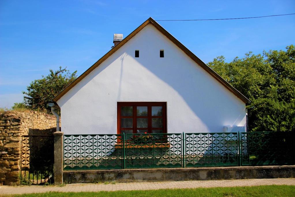 B) ÉPÍTÉSZETI RÉSZLETEK (AJTÓK, ABLAKOK, TORNÁCOK, ANYAGHASZNÁLAT, SZÍNEK, HOMLOKZATKÉPZÉS) Az épületrészletek fotózása rávilágította a figyelmünket azokra az épületekre is, amelyek egészében talán
