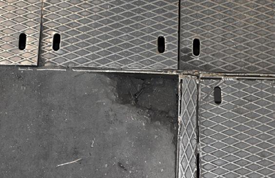 A gyalogosok számára a botlás, bicsaklás veszélyt jelenthet, és ugyancsak balesetveszélyt okozhat az, hogyha az anyagmozgatást végző eszköz a padozati hiba folytán kontrollálatlan mozgást végez.