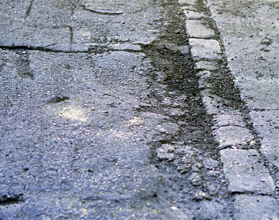 ábra: Az aknasor fedőlapjai nem érnek össze, ez elsősorban munkavédelmi veszélyt rejt magában Ennek oka elsősorban a kivitelezés/ karbantartás hanyagsága.