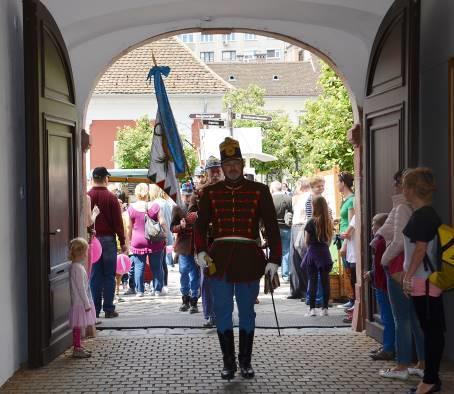 Zichy-kastély udvarán szerepeltünk.