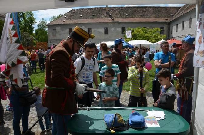 honvédek felszereléséről készített transzparensekkel.