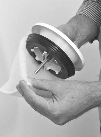 Ha a szelepen gumigyűrű van: A szelep eltávolításánál ügyeljen arra, hogy a gumigyűrű ne csússzon el. Legalább 6 havonta végezze el a ház összes rácsának tisztítását. 1.