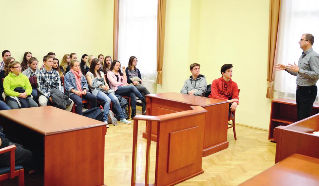 Ügyfél-tájékoztatók A KMRK-k hangsúlyt fektetnek arra is, hogy a közigazgatási és munkaügyi ügyekkel kapcsolatos információk és tudnivalók az ügyfelek szélesebb köréhez jussanak el.