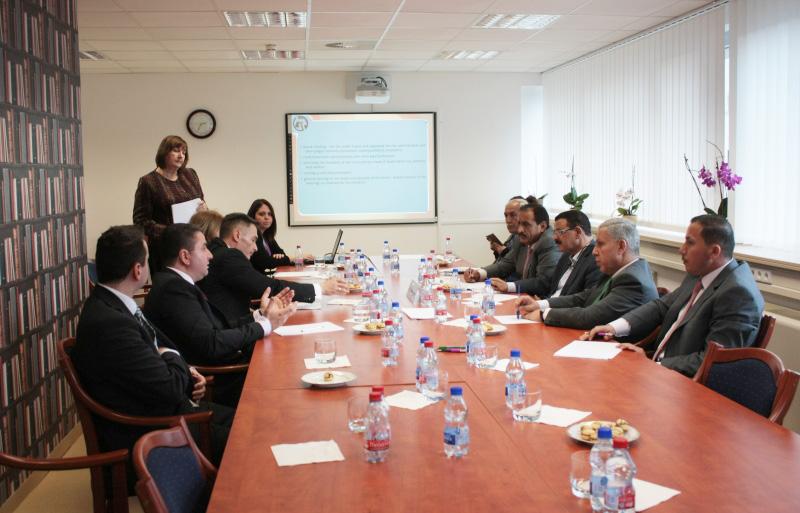 az Európai Jogakadémia (ERA) és a Nemzetközi Munkaügyi Szervezet (ILO) által rendezett konferenciákon, nyelvi képzéseken és tanulmányutakon.