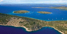 hr Krapanj a mediterrán térség legkisebb, legalacsonyabb, és legnépesebb, 0,36 km 2 összterületű, és 1,5 m átlagmagasságú szigete.