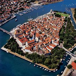 34 1. Trogir 1 románkori óvárosa Trogir városi Idegenforgalmi Közösség Trg Pape Ivana Pavla II Br. 1 21220 Trogir Tel: +385 (0)21 885 628 E-mail: tzg-trogira@st.t-com.hr www.tztrogir.