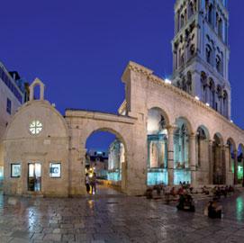 2. Diocletianus-palota Splitben 2a és Salona antik városa Solinban 2b Trogir 1 Split városi Idegenforgalmi Közösség Hrvatskog narodnog preporoda 7 21000 Split Tel: +385 (0)21 348 600 E-mail: