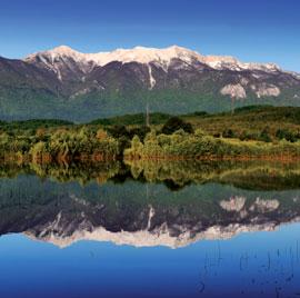 Természet Plitvicei-tavak és Észak-Velebit nemzeti parkok; Velebit Természetpark Rožanski és Hajdučki csúcsok-szigorúan óvott rezervátumok; Jasikovac és Vujnović brdo parkerdők (Gospić); Slunjčica