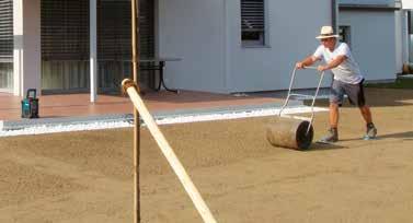 A tömörítést hálós vagy sima hengerrel végezze (pl. szélesség: 1,0 m, hengerátmérő: 60 cm, tömeg: 500 kg). A gyephordozó réteg felületének szintje legfeljebb 2 cm-rel térhet el a névleges magasságtól.