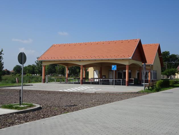 Besenyszög város kereskedelmi és vendéglátó üzletei (2016. június. 15-én működő, forrás: Önkormányzat) Sorszám Üzlet neve Üzlet címe Tevékenység Fő termék jellege 1.