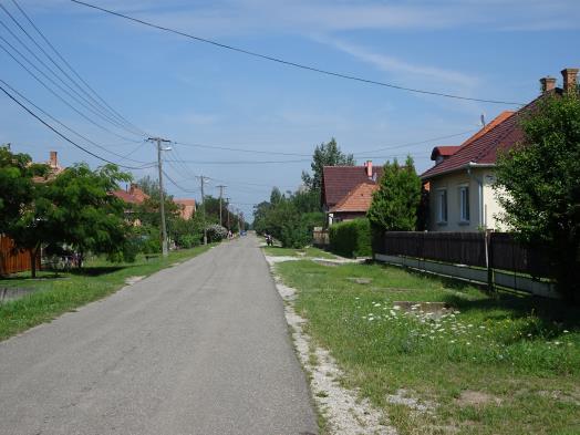 alacsonyabb épületmagasságú, utcára