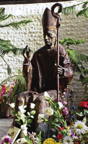 3. A KELENFÖLDI SZENT GELLÉRT PLÉBÁNIA 351 A harangtorony 1999 augusztusára épült fel. Ekkor nyílt meg Varga Imre szobrászmûvész alkotásaival az Árpád-házi szentek szoborkertje.
