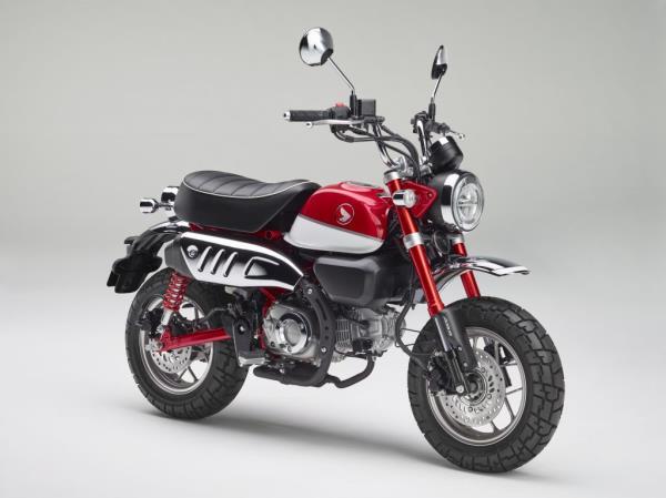 HONDA MONKEY - 2018 Vadonatúj modell: A Honda ikonikus minimotorja megőrizte felmenői eredeti stílusát, ám a jellegzetes külsőn kívül szinte minden porcikája modernebb lett.