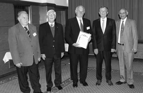 távon le fogjuk közölni. 2. kép: Rózsa András, Dr. Molnár Pál, Kovács József, Lepsényi István és Janak Mehta a kitüntetés átadásakor A Világfórumot követő IAQ Közgyűlésen, 2017.