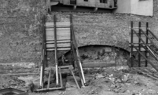 gált fal mindenütt 75-80 cm vastagságú, és teljesen egységes szerkezetű. Mögötte, nyugatra, 2 2,5 m mélységig, semmilyen más falazat nem volt kimutatható, csak föld feltöltés.