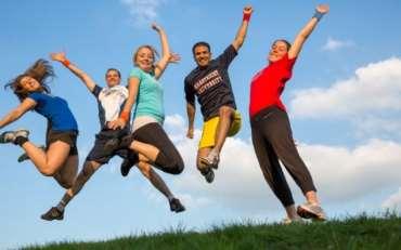 Sporturi precum atletismul şi karatele pot fi practicate de la 11-12 ani. Boxul, canotajul şi săriturile în apă pot fi practicate de la 13-14 ani. Excesul de sport poate obosi copilul.