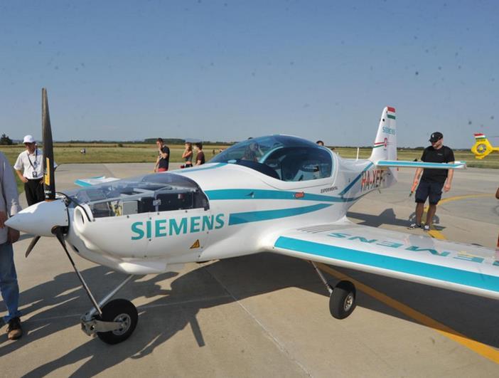 Mintapélda egy Mintavárosból Magnus Aircraft repülőgép gyár Pécsett Beruházás >5 mrd Ft, >38% állami támogatás 7 500 m2 üzemcsarnok + pogányi reptér hasznosítása -benzin és elektromos üzemű