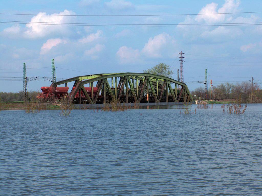 1. kép. A szolnoki vasúti híd a Zagyva felett 2000 áprilisában. A hidat kavicsokkal telerakott vagonokkal stabilizálják.