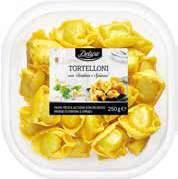 szőlőlevél, fetasajtkockák, sajtos készítménnyel töltött cseresznyepaprika, csípős pepperóni
