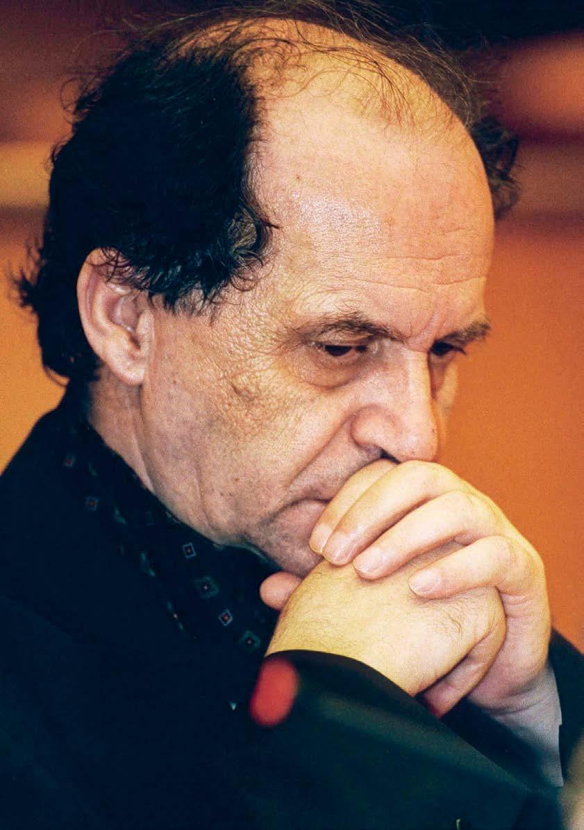 1998 Ibrahim Rugova 1998-ban, amikor a szerb egységek és a koszovói felszabadítási hadsereg között kiéleződött a konfliktus, az Európai Parlament olyan embert tüntetett ki, aki következetesen