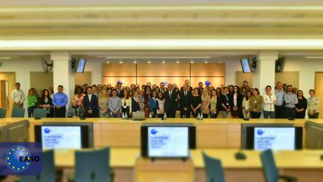 EASO Éves általános jelentés, 2016 7 Az EASO november 7-én máltai székhelyén fogadta Dimitris Avramopoulost, a migrációs ügyekért, az uniós belügyekért és az uniós polgárságért felelős biztost.
